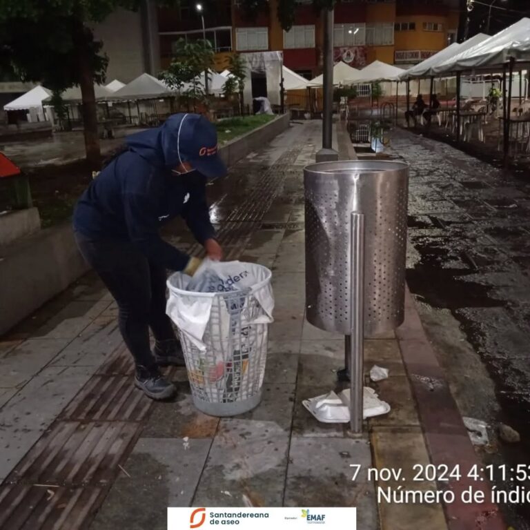 Limpieza del parque principal en las actividades de la Feria Dulce